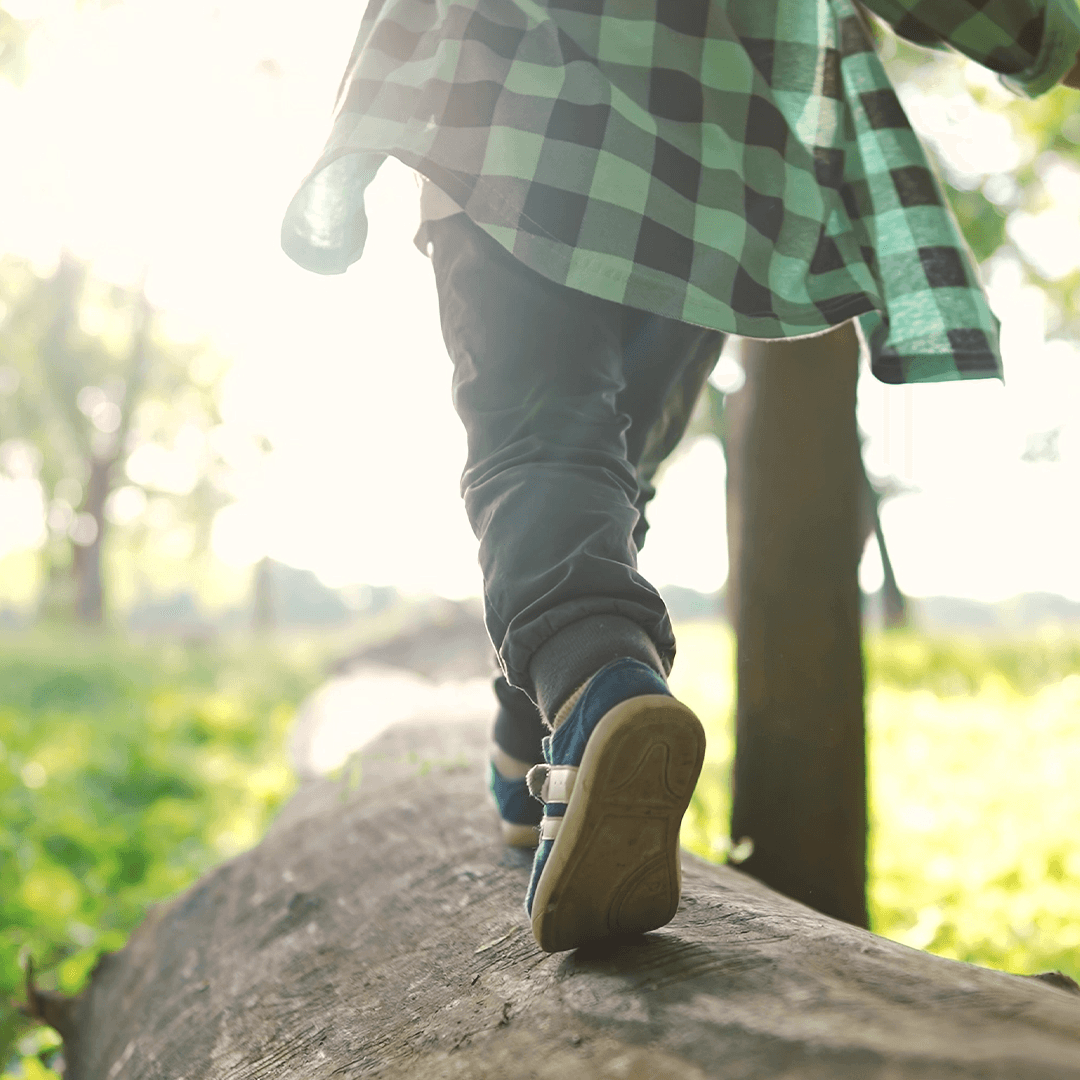 Kind stapft durchs Gehölz – naturverbundene Kinderaktivitäten Bremen draußen erleben
