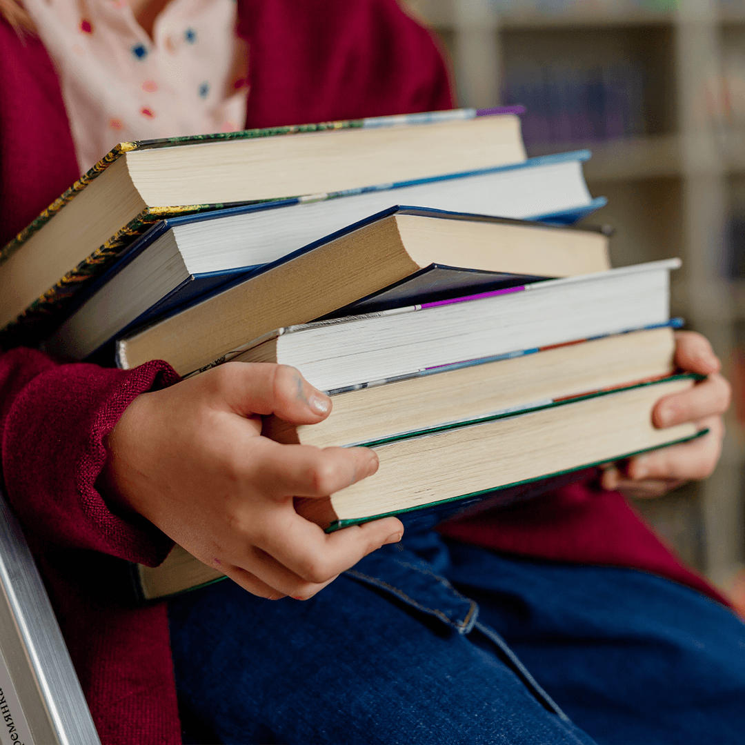 Bücherstapel und Lesefreude – ruhige Kinderaktivitäten Frankfurt in der Stadtbibliothek