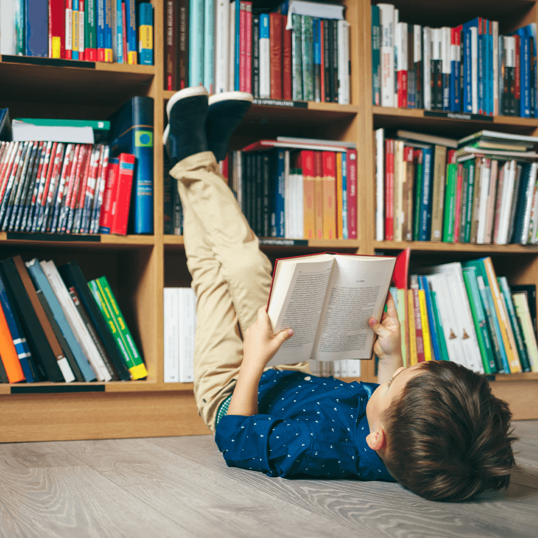 Entspanntes Lesen am Boden – leise Kinderaktivitäten Leipzig für kleine Bücherwürmer