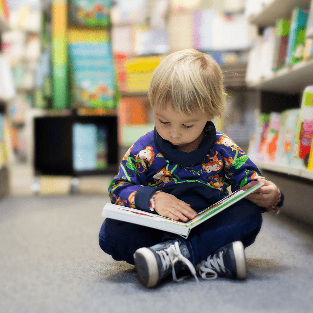 Junge liest konzentriert – gemütliche Bremen Kinderaktivitäten in der Bibliothek
