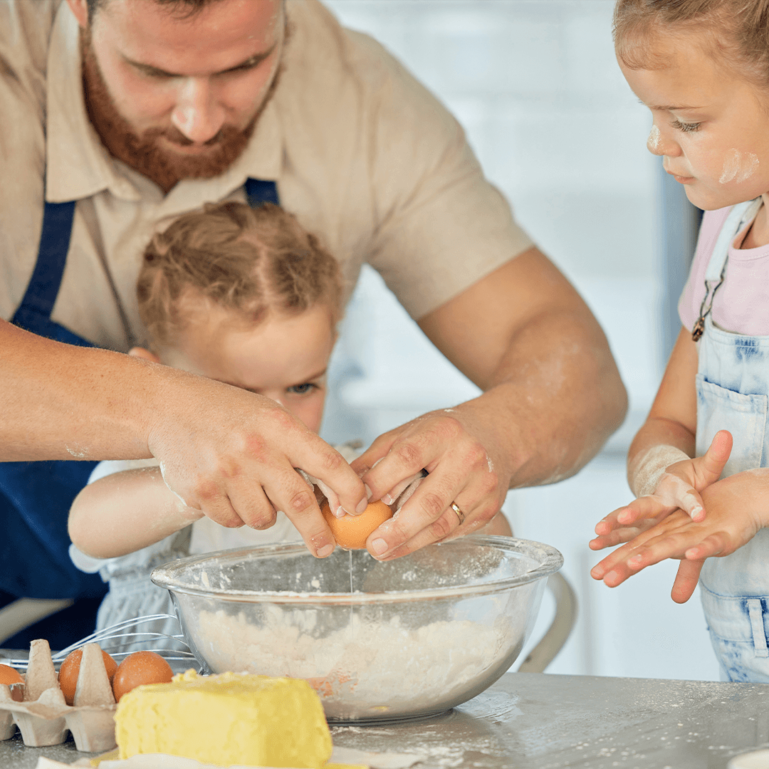 Papa und Kinder backen gemeinsam – Regenwetter mit Kindern kreativ nutzen.