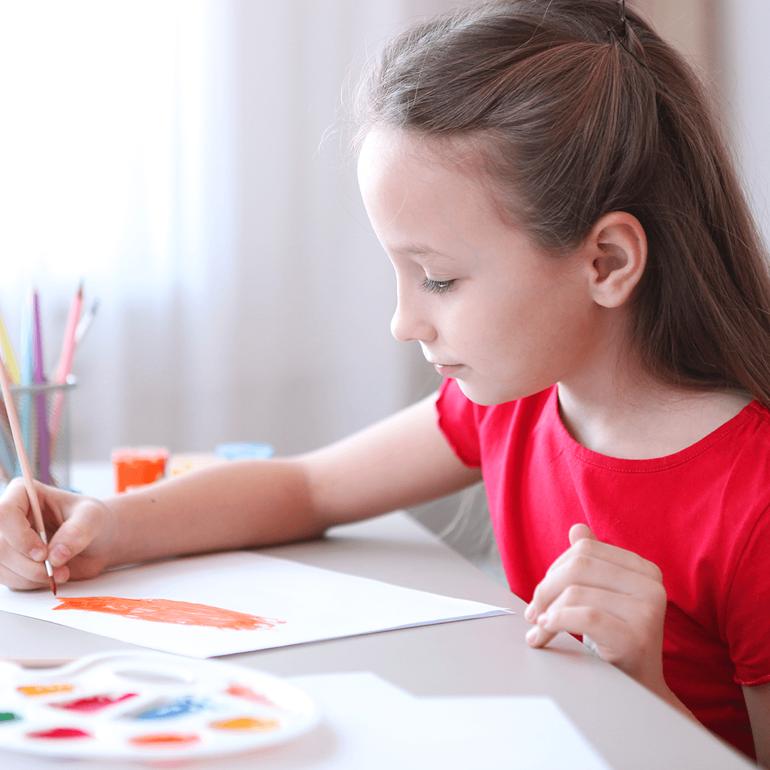 Mädchen bastelt Einladungskarte – kindergeburtstag tipps
