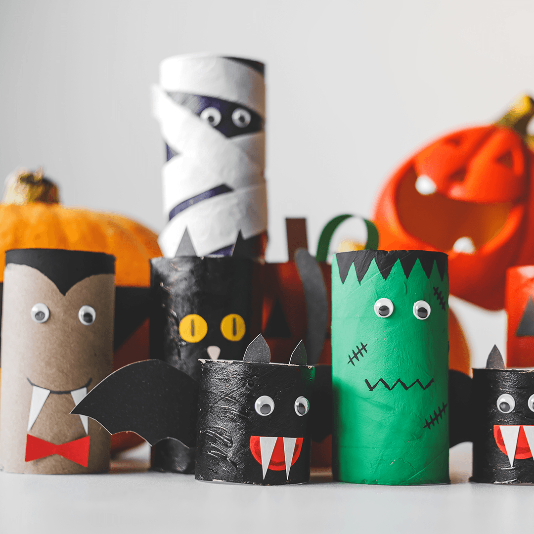Selbstgebastelte Monster aus Klopapierrollen für Halloween-Spiel
